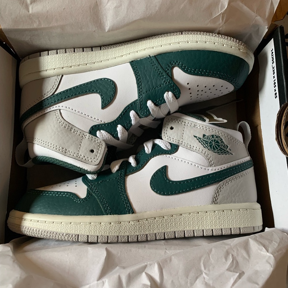 JORDAN 1 MIDS NEW IN BOX!!!